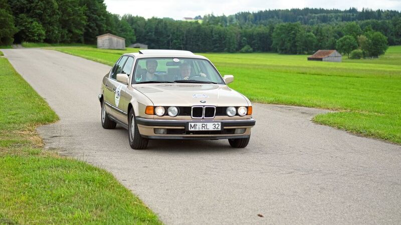 Er hält schon 540.000 Kilometer lang – BMW 730 i, Baujahr 1991 – mit einem guten Fahrer: Friedrich Rohlfing am Lenkrad und Enkel Mathias Kükenshöner auf dem Beifahrersitz. (Zietz/»kfz-betrieb«)