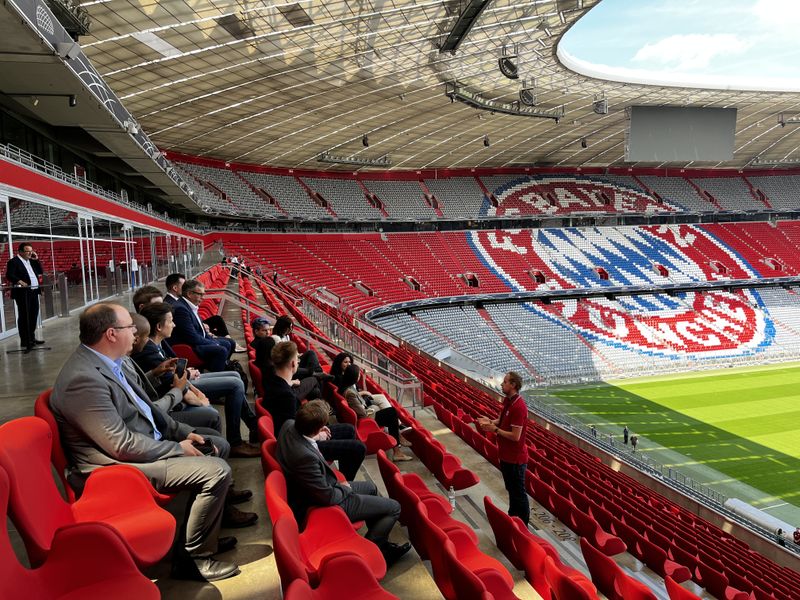 Am Ende gab es eine Tour durch das Stadion und der Guide stellte sich tapfer jeder Frage, wie z. B.: Was kostet ein Ticket, wenn man in diesen gemütlichen Stühlen sitzen möchte? (IT-BUSINESS)