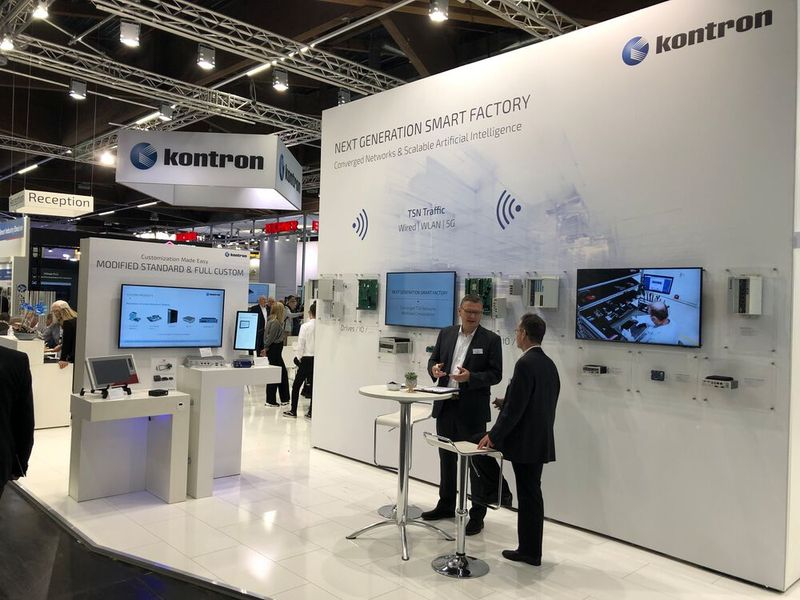 Am Stand von Kontron gab es mit K-Port ein neues Angebot zu sehen, das die automatisierte Inbetriebnahme, Pflege und Wartung von IIoT-Lösungen unterstützen soll. Als Teil des hauseigenen Susietec-Portfolios sollen Unternehmen K-Port nutzen können, um Geräteverbindungen weltweit zentral und transparent zu verwalten. Für den dabei notwendigen Schutz sorgt ein gehärtetes Betriebssystem für X86 oder ARM. Der Security-by-Design-Ansatz soft dafür, dass Anwendungen oder Updates mit sicherer End-to-End-Verschlüsselung implementiert werden können. (Bild: Vogel Communications Group)