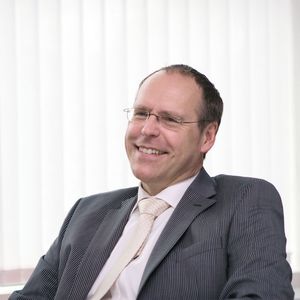 Dipl.-Ing. Alois Holzleitner, Business Manager Motion bei B&R: „Die Reduktion der kinetischen Energie und des Reaktionswegs auf weniger als 1/100 gegenüber den hergebrachten Lösungen führt nicht nur zu einer Verbesserung des Arbeitnehmerschutzes, sondern erlaubt zugleich die Erhöhung der Produktivität an der Maschine.“