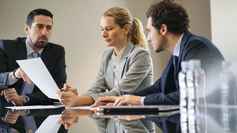 Das Verhältnis zwischen Herstellern und Händlern muss noch geklärt werden – auch auf finanzieller Ebene.(Bild:  © goodluz - adobe.stock.com)