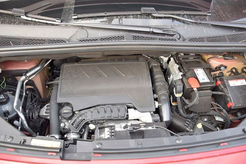 Der kleine Dreizylinder sitzt gut 20 Zentimeter unter der Motorhaube. An nicht sichtbaren Partien ist der Lackauftrag Peugeot-typisch sehr dünn. (»kfz-betrieb«/Rosenow)