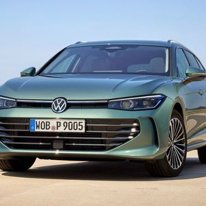 Die LED-Scheinwerfer mit zwei Modulen, deren obere Tagfahrlichter durch eine Lichtleiste über den schmalen Grill miteinander verbunden sind, sorgen so für ein freundliches Gesicht.(Bild:  Volkswagen)