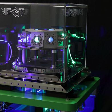 Mit der Validierung des Laserverstärkers an einem Ionenfallen-Quantencomputer der Firma Neqxt GmbH will „QAmp" einen Baustein zur technologischen Souveränität Europas liefern. (Bild: Neqxt GmbH )