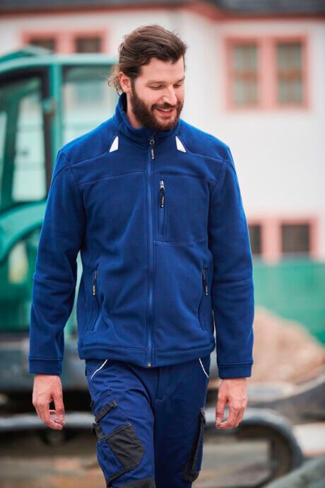 Der Textildienstleister Mewa rät bei wechselnden Arbeitsorten während den kühlen Jahreszeiten zu Fleecejacken: sie ermöglichen flexibles Tragen, halten warm und erhalten die Bewegungsfreiheit.(Bild:  Mewa)