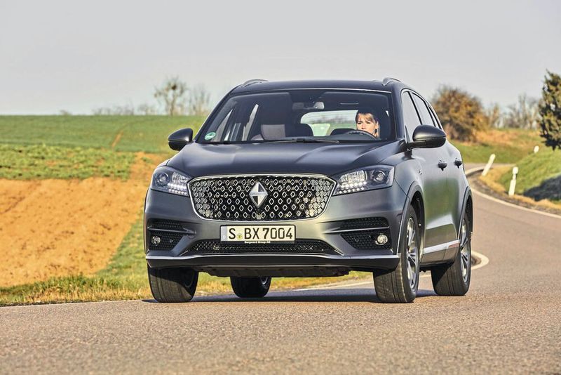 Er ist mit einem sechsstufigen Automatikgetriebe gekoppelt und treibt alle vier Räder an. (Bild: Borgward)