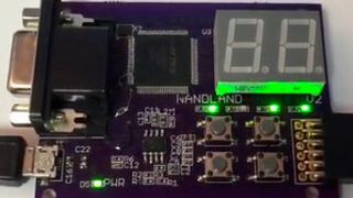 Nandland Go Board: Auf Basis eines Lattice ICE40 HX1K FPGA soll das vom Betreiber der FPGA-Tutorialseite nandland.com entwickelte Devboard Einsteigern eine kostengünstige Möglichkeit zum Einstieg in die FPGA-Programmierung an die Hand geben. (Bild: Russell Merrick / Kickstarter)
