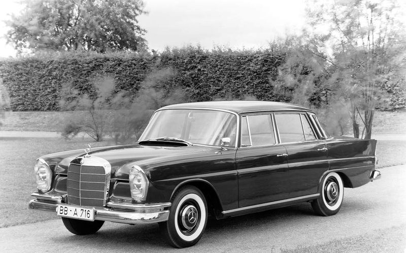 Eine elegante Karosserie mit damals schwer angesagten Heckflossen löste ab 1959 den „Ponton“ ab. Die „Heckflosse“ wurde ein echter Bestseller: Bis 1968 entstanden 973.000 Exemplare von der Einstiegsversion 190 bis zum luxuriösen 300 SE. Heute fahren noch gut 3.500 Stück. (Archiv: Vogel Business Media)