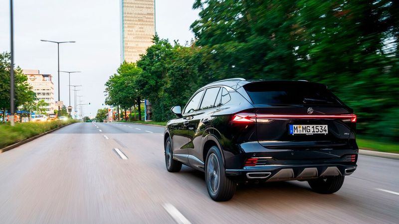 Das Heck der HS ziert ein heute offenbar unverzichtbares durchgehendes Leuchtenband. (Bild: MG Motor)