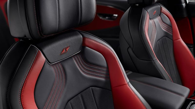 Für das beheizbare Lenkrad, Schalthebel, Sitzpolster und Sitzlehnen kommt ein wildlederartiges Material zum Einsatz. (Bild: Autoren-Union Mobilität / Bentley)