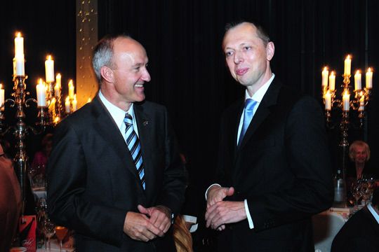 Wer gewinnt denn nun? Ingo Fischer (Shell Deutschland, re.) lässt sich von Renault-Kommunikationschef Reinhard Zirpel keine Information entlocken. (Archiv: Vogel Business Media)