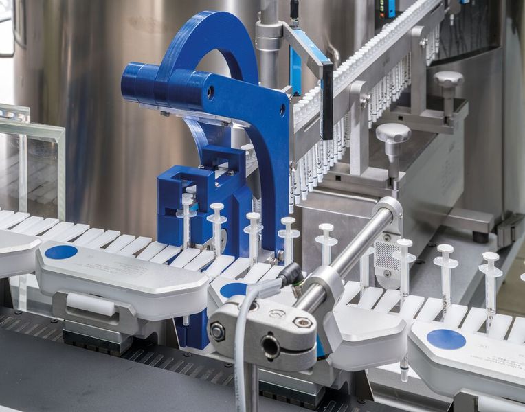 Fünf Pipetten werden jeweils auf einen Mover des Beckhoff-Transportsystems geladen. (Bild: Frieder Daubenberger)