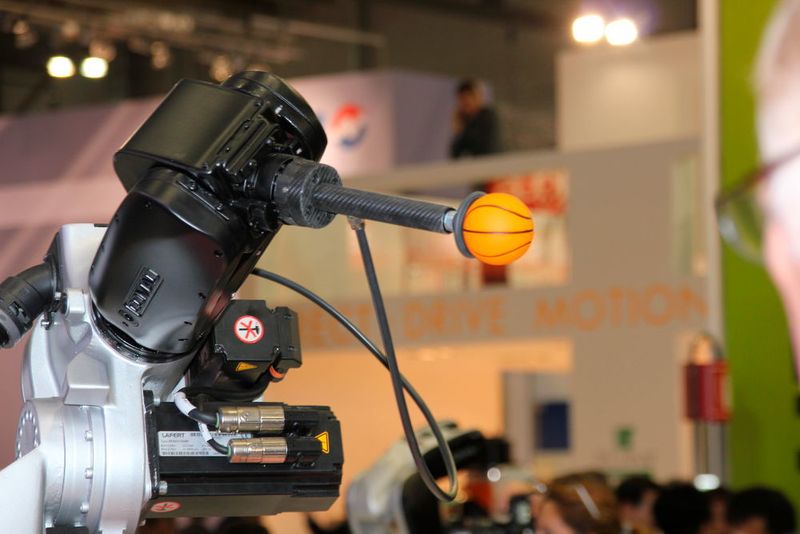 Unter anderem Gesprächsthema Nr. 1 auf dem Comau-Messestand und darüber hinaus: das Ergebnis der gemeinsamen Designstrategie zwischen Comau und CNH Industrial. Das neue Design ist eine Abkehr vom vertrauten Erscheinungsbild herkömmlicher industrieller Automatisierungssysteme in Produktionsstätten. Es ist ein futuristischer Vorschlag, von dem sowohl Comau als auch das Designteam von CNH Industrial hoffen, dass er einen Wandel in der traditionellen Produktionsumgebung hinsichtlich Qualität, Präzision, Sauberkeit und Ästhetik bewirkt. (Bild: Sonnenberg)