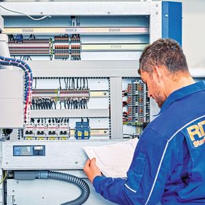 Vorkonfektionierte Klemmenleisten in den Schaltanlagen von Ritter Starkstromtechnik: Weil fertig bestückte Tragschienen vor Ort nur noch angeschlossen werden, erübrigen sich zahlreiche Arbeitsvorgänge.