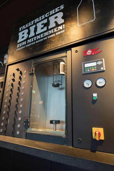  Im Restaurant der Philharmonie können Besucher das frisch gezapfte Bier trinken oder im „Taste & Shop“ alle Biersorten kosten und frisch gezapft in Growlern mit nach Hause nehmen – braunen, verschließbaren Henkelflaschen, die 0,85 Liter fassen.    (Siemens AG / W.Geyer)