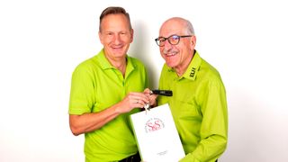 Markus Hamacher (l.) übernimmt die S&S Internet Systeme GmbH von Walter Schiel. (Bild: pruemmphotography/S&S Internet Systeme GmbH)