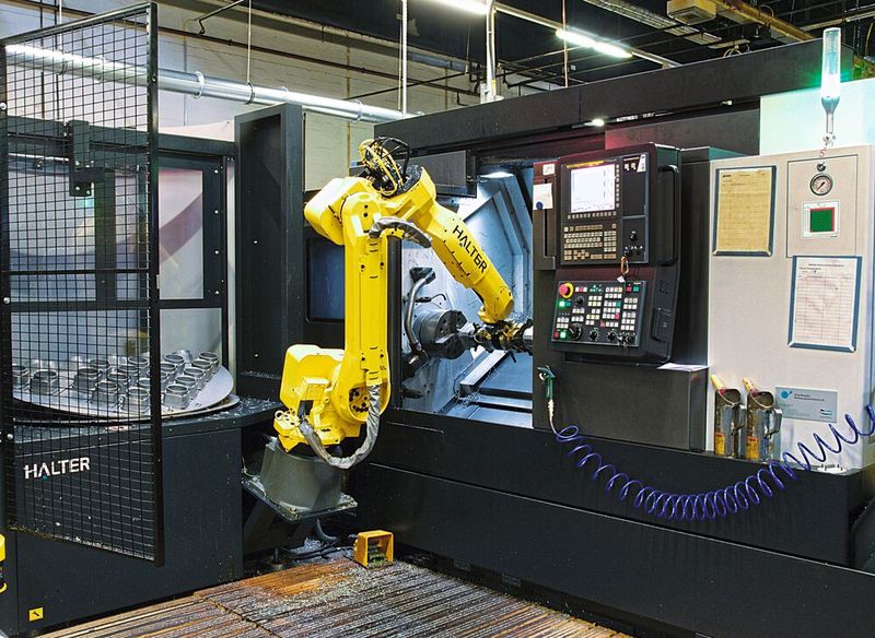 Auch die Doosan Puma 2100LYII, die dritte Neuinvestition, hat Tornado Antriebstechnik mit einem Beladeroboter gekoppelt. (Bild: Martinus Menne)