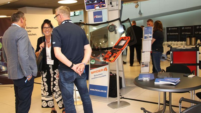 Alle Werkzeuge und Maschinen rund um die Scheiben De- und Montage zeigte der Anbieter proGlass seinen Besuchern am Stand. (Bild: Klasing)