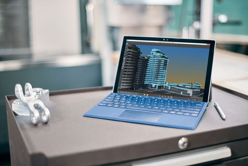 Bei Microsoft erfreuen sich die aktuellen Modelle Surface Pro 4 (im Bild) und Surface Book einer hohen Nachfrage. (Microsoft)