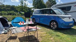 Campingurlaub elektrisch: Der ID Buzz LWB macht im natürlichen Habitat auf dem Stellplatz eine gute Figur. (Bild: Achter – VCG)