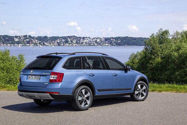 Das Heck ist schnörkellos gestaltet. Der untere, schwarz beplankte Stoßfängerteil enthält ein silberfarbenes Offroad-Aufsatzelement. (Foto: Skoda / Uli Sonntag)