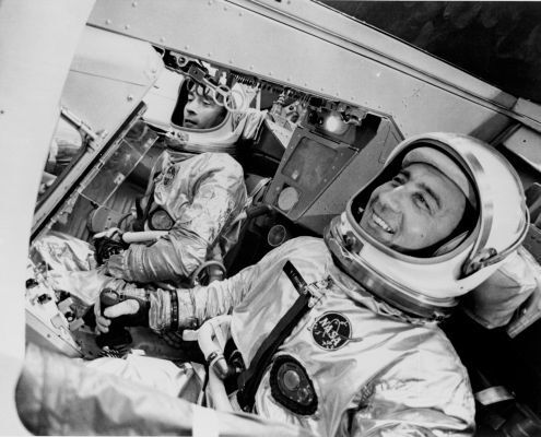 Erstmals ist ein Computer mit an Bord: die Astronauten Virgil I. “Gus” Grissom und John W. Young in ihrer Gemini-3-Kapsel. (NASA)