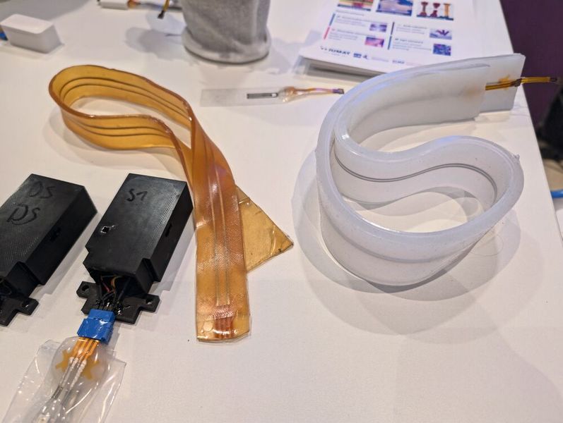 Elektronische Haut für die Industrie: In Handschuhe integrierte Sensoren erfassen die Fingerbewegungen des Trägers und übertragen diese in Echtzeit auf einen Robotergreifer. (Bild: mc/VCG)