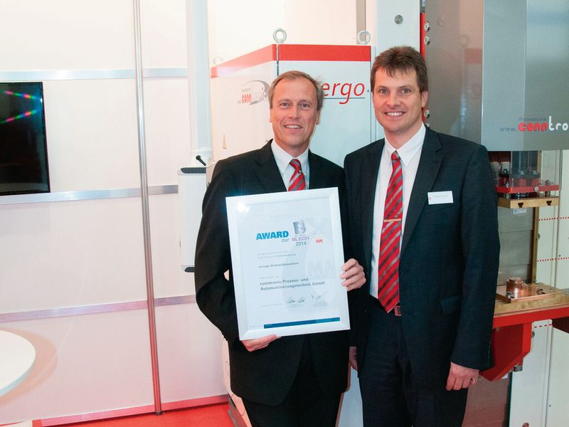 Der Euroblech-Award 2014 in der Kategorie Automatisierung, verliehen von den Fachmagazinen MM MaschinenMarkt und Blechnet, wurde entgegengenommen von Geschäftsführer Günther Reverchon (li.) und Vertriebsleiter Siegfried Wonka. (Bild: Conntronic)