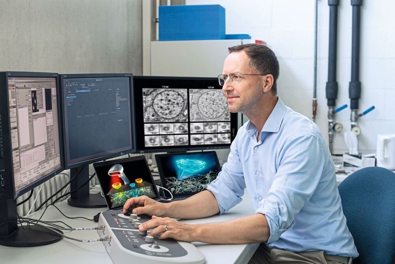Prof. Gil Gregor Westmeyer (im Bild) und sein Team haben genetisch kodierte Nano-Barcodes entwickelt. 