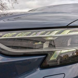 Außer bei Nacht – dann zaubert das digitale Matrix-Licht (plus 1.820 Euro) einen wahren Lichtteppich auf die Straße.(Bild:  Rosenow – VCG)