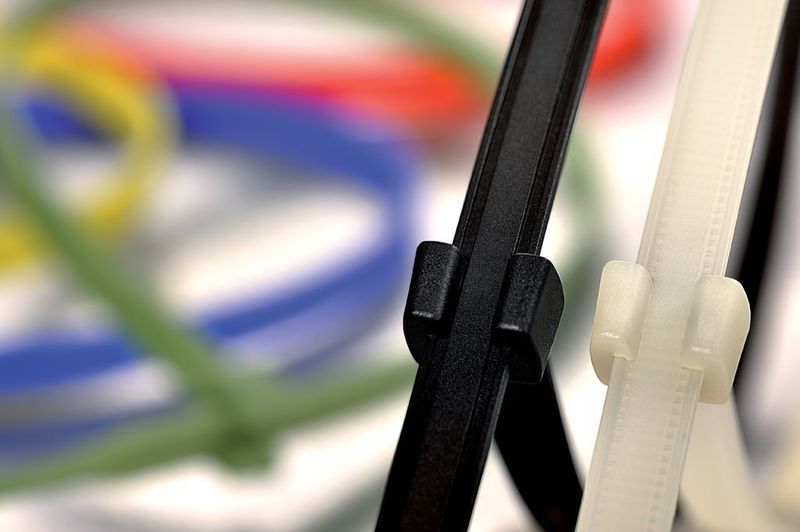 Die Q-tie Kabelbinder ermöglichen durch den offenen Binderkopf ein besonders leichtes Einschlaufen.  (Bild: RS Components)