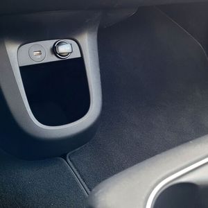 4. Die verschiebbare Mittelkonsole: Das ist eine gute Idee! Es gibt einen durchgehenden Fußraum, in dem auch mal Platz für eine größere Tasche ist. Der Nachteil: Die Armlehne ist bei komplett zurückgeschobener Mittelkonsole sehr weit hinten.(Bild:  Wehner/Vogel Communications Group)