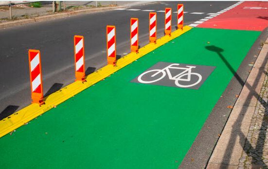 Noch kein echter Fahrradschnellweg, aber immerhin schon einmal eine Abgrenzung gegenüber Pkw und Lkw: die Fahrradspur.