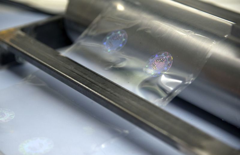 Nanostrukturelemente auf einer Folie, die im Rolle-zu-Rolle-Verfahren hergestellt werden soll, hier im Labormaßstab. (Angelina Niepenberg)