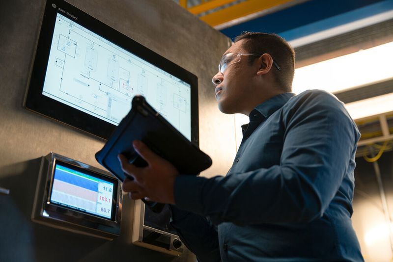 Das Unternehmen stellt zudem die neue Version seines „Distributed Control Systems“, kurz DCS, für die Prozessindustrie vor: Plant Pax 5.0. Das System unterstützt den Anlagenbetrieb durch eine verbesserte Produktivität, erhöhte Rentabilität und reduzierte Risiken. Neue Prozessfunktionen sind in die Steuerungen integriert, Cyber-Secure-Architekturen sind verbessert und die Verfügbarkeit erhöht.  (Rockwell Automation)