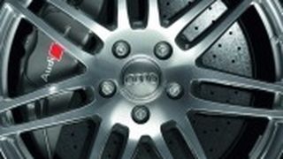 Die riesige 420-Millimeter-Scheibe füllt das 20-Zoll-Vorderrad des Audi Q7 fast voll aus.  (Foto: Audi)