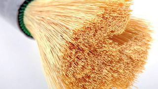 Die spagetthiähnliche Hohlfasermembran lässt nur Kohlenstoffdioxid passieren.  (Bild: Evonik)