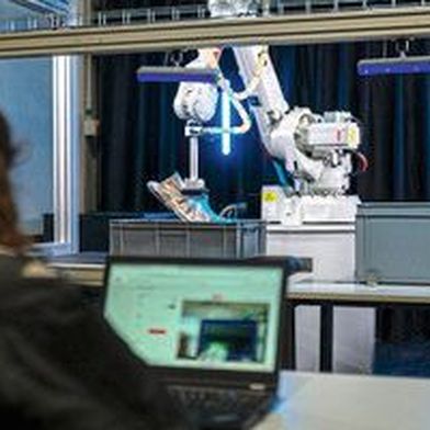 ABB Robotics bringt mit Fashion Inductor und AI Robot Trainer seine erste durchgängige Physical-AI-Lösung für industrielle Anwendungen auf den Markt.  (Bild: ABB Robotics)