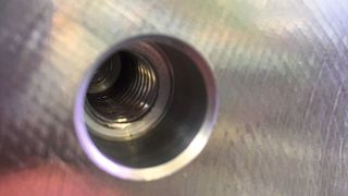 Passbohrungen mit Durchmesser 18F7 und konzentrische Gewinde M12 erfordern zuverlässige, stabile und genaue Feinbohrwerkzeuge und Werkzeugaufnahmen.  (Big Kaiser)