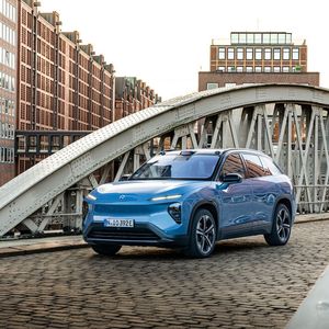 Den Komfortanspruch eines Oberklasse-SUV stellt der Nio EL 7 direkt bei Abfahrt in der Hamburger Speicherstadt unter Beweis. Die Straßen bestehen aus Kopfsteinpflaster. Mit seiner Luftfederung nimmt der Wagen jede Unebenheit.(Bild:  Nio)
