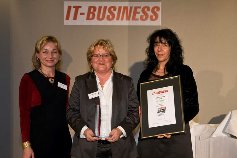 Bärbel Schmidt von Actebis Peacock freut sich über den Platin-Award, mit dem sich das Unternehmen den ersten Platz unter den Broadlinern sicherte. (Archiv: Vogel Business Media)