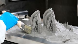 Der Verbindungstechnikspezialist Arnold Umformtechnik bietet jetzt auch an, Verbindungssysteme mit sehr hoher Designfreiheit additiv zu fertigen. Das spare Zeit und Geld. Arnold setzt dabei auf das Selective Laser Melting (SLM) von allen gängigen Werkstoffen dafür. (Bild: Arnold Umformtechnik)