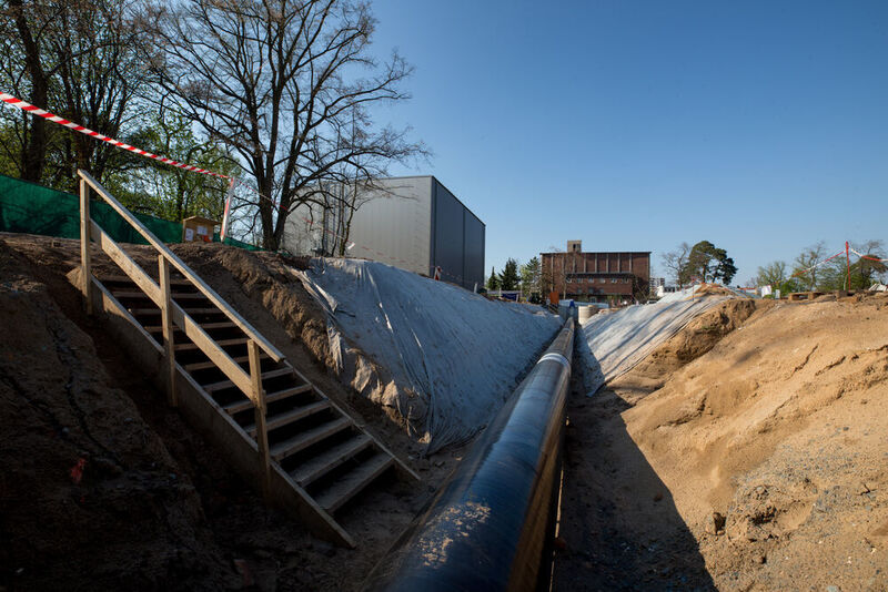 Hall construction and foundations are specially designed for working with high stresses. From here, a total of 250 meters of gas-insulated pipes run through the one hectare test field. (Gregor Rynkowski / TU Darmstadt)