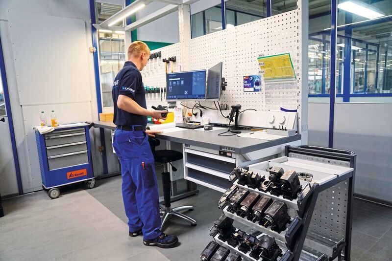Ein Mitarbeiter, eigens verantwortlich für den Werkzeugraum bei Lauble, bucht Werkzeuge aus der Zoller-TMS Software aus.
 (Zoller)