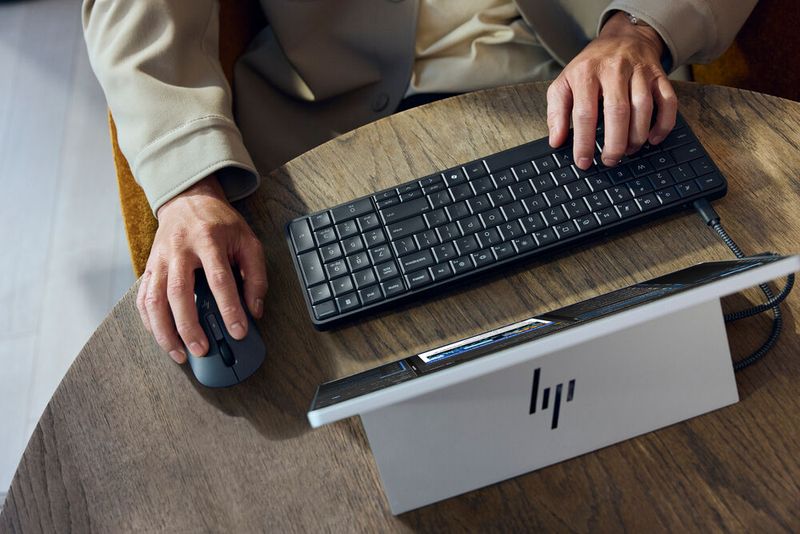 HP bietet den EliteBoard G1a optional mit einem 32-Wh-Akku. So kann der Rechner im Gespann mit einem portablen Monitor auch mobil genutzt werden. (Bild: HP)