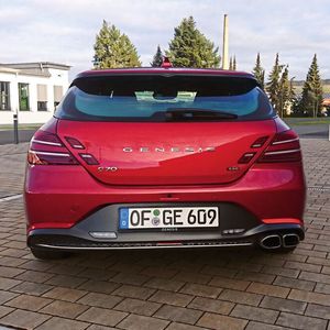 ... hinten setzt Genesis auf geteilte Leuchten als Markenzeichen.(Bild:  Sven Prawitz)