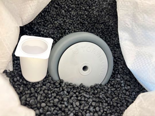 Torwegge setzt bei der Produktion der TPBK-Radserie auf Kunststoffgranulat aus recycelten Joghurtbechern.(Bild:  Torwegge)