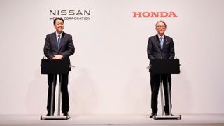 Nissan-CEO Makoto Uchida (l.) und Honda-Präsident Toshihiro Mibe hatten 2024 eine Zusammenarbeit verkündet. Die soll bestehen bleiben. Eine angedachte Fusion der beiden Autobauer wird es hingegen nicht geben. (Bild: Nissan)