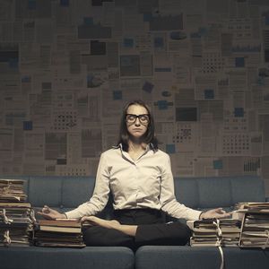 Bei der regenerativen Stressbewältigung reicht die Bandbreite von Atemtechniken, Yoga oder Meditation bis hin zur Wanderung in der Natur oder einem gemütlichen Saunaabend. (Bild:  ©stokkete - stock.adobe.com)