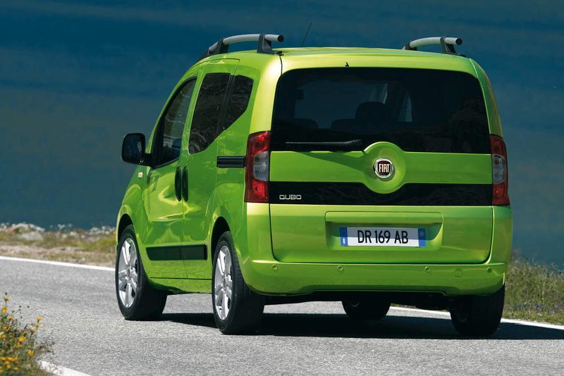 Das Heck wird von der riesigen Kofferraumklappe dominiert. (Archiv: Vogel Business Media)